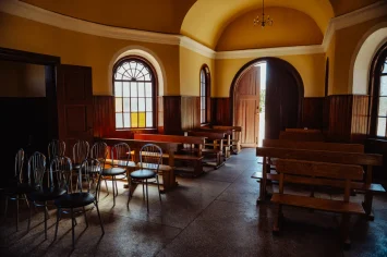Ławki we wnętrzu kaplicy cmentarnej