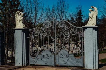 Brama wejściowa na cmentarz NSPJ