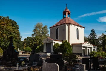 Kaplica cmentarna wśród nagrobków